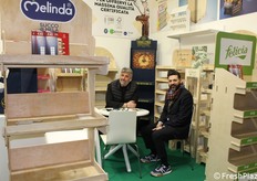 Luigi Cataldi (directeur des ventes) et Sergio Dipalma (directeur du marketing) de Eurosud Cataldi de Gravina, dans la province de Bari. Une entreprise jeune et ambitieuse, dotée d'une équipe expérimentée, spécialisée dans les présentoirs sur pied, les présentoirs de comptoir et les objets en bois, en plexiglas et en polychlorure de vinyle. 