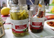 Les courgettes marinées sont italiennes tout comme l'huile d'olive extra vierge. Parmi les meilleures références figurent les piments de Calabre, les tomates séchées au soleil, les aubergines et les olives.