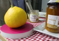 "Nous transformons en confiture presque tous les agrumes de Calabre" : cédrat, bergamote, mandarine, citron, entre autres", explique M. Cauteruccio.