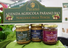 L'entreprise s'est concentrée sur des produits bien établis sur le marché et une nouveauté, dont l'idée a été lancée en octobre 2023. "Cela a pris un an et demi et il est clair qu'il y a eu beaucoup de travail derrière. Pendant des mois, nous avons expérimenté pour obtenir l'onctuosité, le parfum, le goût et la persistance souhaités. Nous espérons maintenant que les consommateurs soucieux de la qualité apprécieront nos produits. Le concept ne laisse aucune place à l'erreur : UnaBio, DueBio, TreBio. Crèmes à un, deux ou trois ingrédients, en pots de 180 et 500 grammes".