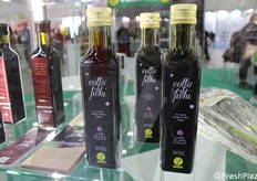 Cotto di fichi, "une nouvelle façon de dire Pouilles" Le Cotto di Fichi est une préparation traditionnelle produite exclusivement à la main, par une réduction naturelle de figues et d'eau. Grâce à ses caractéristiques organoleptiques, il convient à tous les usages. Outre les parfums naturels de figue, il est riche arôme de fruits secs, d'épices et de cacao amer.