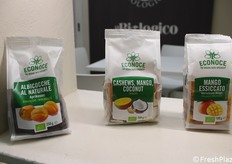 Econoce, une marque de la société Euro, spécialiste des fruits secs et déshydratés biologiques. Les abricots secs naturels, à la couleur sombre caractéristique, proviennent de Turquie et plus précisément de la région de Malatya. Pour les mangues déshydratées, l'entreprise a choisi de faire confiance à une société qui, au Ghana, s'efforce chaque jour d'améliorer les conditions de vie et de travail des quelque 1 000 employés qui travaillent dans l'usine de production.