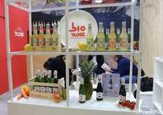 Acqua Plose, les jus et nectars BioPlose, la collection de thés, les boissons pétillantes BioPlose et les boissons Plose Vintage. En ce qui concerne les jus et les nectars, le jus de tomate est un petit chef-d'œuvre de simplicité : 100 % de tomates italiennes biologiques et une pincée de sel. Pour une boisson au goût méditerranéen inimitable. Le nectar de grenade ne contient que des fruits issus de l'agriculture biologique afin de préserver au maximum ses propriétés naturelles, sans conservateur, sans colorant et sans OGM.