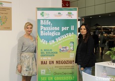 Blife Srl : importateur, exportateur, conditionneur et distributeur de fruits et légumes frais, de fruits secs et de matières premières biologiques. Sur la photo, Patrizia et Valentina Benedetti (PDG et directrice des ventes).