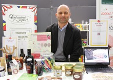 Fabio Caracausi de "Tentazioni e Sapori di Davide Scancarella". L'objectif principal de l'entreprise est d'offrir des produits uniques et artisanaux utilisant les meilleures matières premières de Sicile, telles que les amandes, les pistaches, les noisettes et le miel.