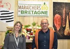 Laura Vila et Philippe Reveillard, président de la coopérative Terres de Saint-Malo sur le stand Les Maraîchers Bio de Bretagne 