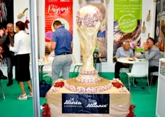 Coupe recouverte d'ail rose de Lautrec réalisée en collaboration avec l’ESAT de Braconnac sur le stand Alinéa - Top Alliance 