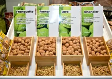 Variétés de noix exposées sur le stand de la coopérative Cerno 