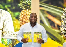 Mamadou Saliou Souaré, directeur commercial de Tropicaux présentant les paquets d'ananas séchés 