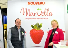 Joris Combe et Mathilde Paignat d'Earth Market venus présenter Marvella, nouvelle variété de fraise rouge orangée tolérante à l'oïdium