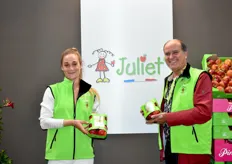 Alice Gianola et Jean-Noël Carles, sur le stand de Cardell pour représenter la fameuse Juliet ! Pomme 100 % bio qui vient de fêter ses 20 ans