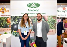 Amélie Lapeyre et Andreu Mir, venus représenter Anecoop, qui partage un stand avec ses filiales Solagora (bio) et Floren'sud (fleurs)