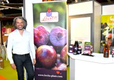 Sébastien Guy, venu représenter Lovita, la prune rouge à chair rouge en forme de coeur au medFEL 2023