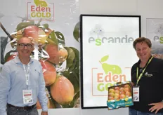 Frédéric Garcia et Benoit Escande sur le stand de Pépinières Escande venus présenter la nouvelle poire Eden Gold 