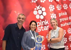 L'équipe d'Earth Market avec Javier Marrufo Sandez, Céline Ha et Mathilde Paignat venue présenter la nouvelle framboise Pink Star