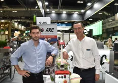 Dylan Auffrey et Jean Pageaud de la société ARC qui dévoile une toute nouvelle botteleuse à Fruit Attraction