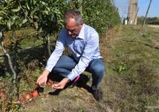 Marc Rauffet, président d'Innatis, montre le sol fertile