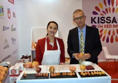 Camilla Mesa et Bruno Essner (ifo) dans le stand de la pomme Kissabel. Les visiteurs pouvaient y goûter les variétés rouges, oranges et jaunes