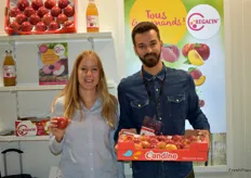 Joséphine Bonnet (Regal'In) et Pascal Bassols (Agro Sélections Fruits) avec la nouvelle pomme Candine