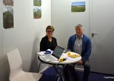 Marie-Hélène Astier-Guiroy et Philippe Besset présentant les Plants d'ail et d'échalote certifiés du GIE L'Ail Drômois