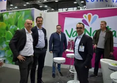Samuel Praud (à gauche), Alain Jézéquel (au milieu), Yannick Bouesnard (à droite) et l'équipe de ValNantais venus représenter la société et sa gamme de légumes