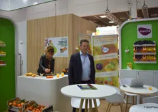 Eric Tastayre, gérant de la société Apifood et sa femme Anne sont venus présenter leur gamme de fruits dont les oranges d'origine portugaise IGP