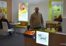 Vicente Pérez de la société Veg Express à côté de ses fruits et légumes produits à 90% au Maroc et 10% en Espagne
