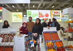 Houda Tonniche Ep. Khadhri, Khabbeb Khadhri du Groupement Interprofessionnel des Légumes et leur équipe ont présenté leur gamme de fruits et légumes et ont communiqué à l'occasion du salon sur le projet TIT Bio (production biologique en Tunisie)