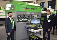 Christophe Nivet et Axel Habeillon de MAF RODA à côté du Fast Pack, une nouvelle machine pour la disposition des pommes