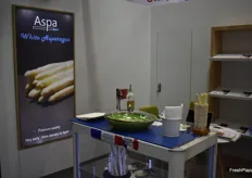 Le stand d'ASPA2, où les visiteurs ont pu goûter les asperges blanches précoces