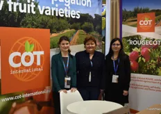 Lily Delpretti, Marie-Laure Étève et Lisa Herrero de COT International ont mis en avant le Rougecot, une variété d'abricot rouge