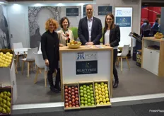 Nina Ponthou (Pomevasion), Catherine Fazilleau (Select Fruit) et les producteurs Pascal et Stéphanie Pineau