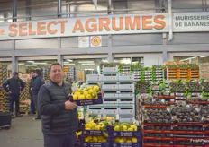 Gérard Lliso de l'entreprise Select Agrumes, présente des citrons de Sicile bénéficiant d'une IGP et n'ayant pas reçu de traitement avant et après la récolte. Un produit doux, parfumé et sans amertume, provenant d'un terroir spécifique