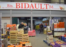 Jean-Philippe des établissements Bidault, propose à la vente des carottes de Créances provenant de Normandie