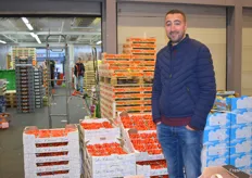 Samir de l'entreprise Blampin Fruits, devant de belles fraises d'origine France
