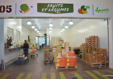 Dynamis propose au sein du nouveau pavillon D6 toute une gamme de fruits et légumes frais labellisés Bio et Demeter. L'entreprise a également ouvert depuis deux ans une épicerie offrant des produits issus de l'agriculture « bio dynamique », avec plus de 800 références labellisées Demeter