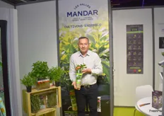 Alain Pissavy présente sur le stand Les Halles Mandar et les Jardins du Midi la gamme d'herbes aromatiques non seulement ZRP mais également cultivée en hydroponie