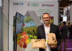 Guiseppe Merloni, au MedFEL sur le stand Cosmec, Tosca Fruit et Zetapack pour présenter le Paper bag et le Paper pack, emballages innovants 100% recyclables, biodégradables et compostables