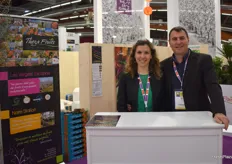 Coralie et Julien Escande, représentent la société Theza Fruits, certifiée HVE depuis une semaine