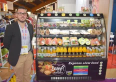 Hervé Tapia de la société Anecoop, à côté d'un étal de produits transformés 100 % à base de fruits et légumes