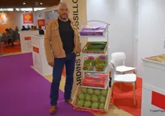 Laurent Freixe, producteur pour Les jardins du Roussillon, à côté des concombres de la marque "Mistrane" et des coeurs de salades "Coeur à prendre"