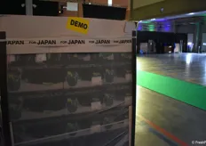 Les produits à destination du Japon sortent emballés d'une chambre de contrôle spéciale, pour éviter la contamination par la mouche européenne