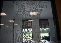 Les prénoms de tous les employés sont inscrits sur la porte du bureau de Frans Scholts, le directeur d'Hoogsteder
