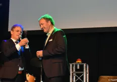 Bas Feijtel - Président du conseil de surveillance de The Greenery - remettant un prix symbolique à Frans Scholts - Directeur d'Hoogsteder