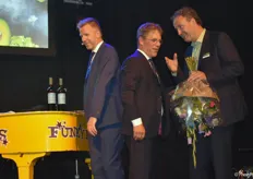 Bas Feijtel - Président du conseil de surveillance de The Greenery remettant un bouquet de fleurs à Frans Scholts - Directeur d'Hoogsteder