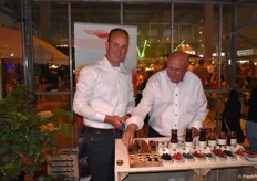 Anton van Garderen et son fils Anco de la société Zachtfrui Schalkwijk préparant de délicieuses mini-tartelettes de fruits rouges