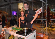 Lisette Boekestijn et Bram Kloosterman cuisinant avec passion les produits venant de leur société Westlandpepper