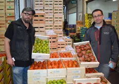 Denis et Mathieu, de la société Hortal, propose une large gamme de fruits et légumes comme ces tomates de Provence