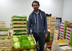 Lucas Boyer de la société Bio-cash District présente de la salade bio de Saint-Jory. L'enseigne propose également plus de 200 références bio