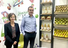 Catherine Fazilleau et Bruno Leroy de Pom'evasion venus présenter leur nouvelle gamme de jus.